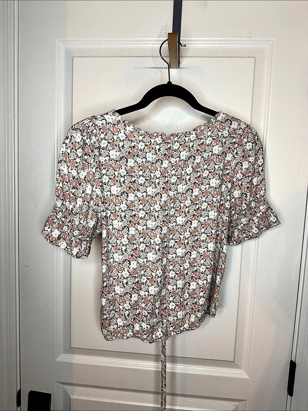 KIRIOUS Floral Ruched Blouse in White & Blue Size Medium Like New